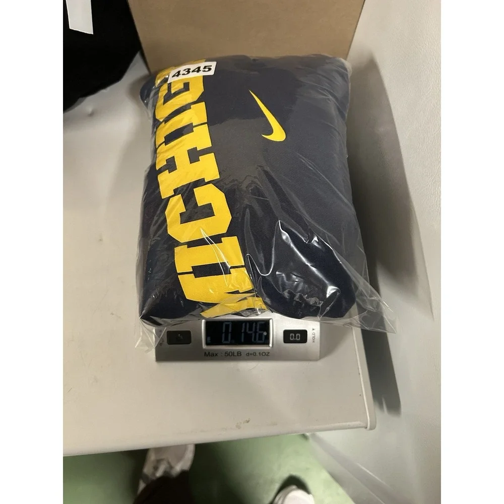 Michigan‎ Wolverines Center Swoosh Nike Club Fleece Crewneck Sweatshirt Large